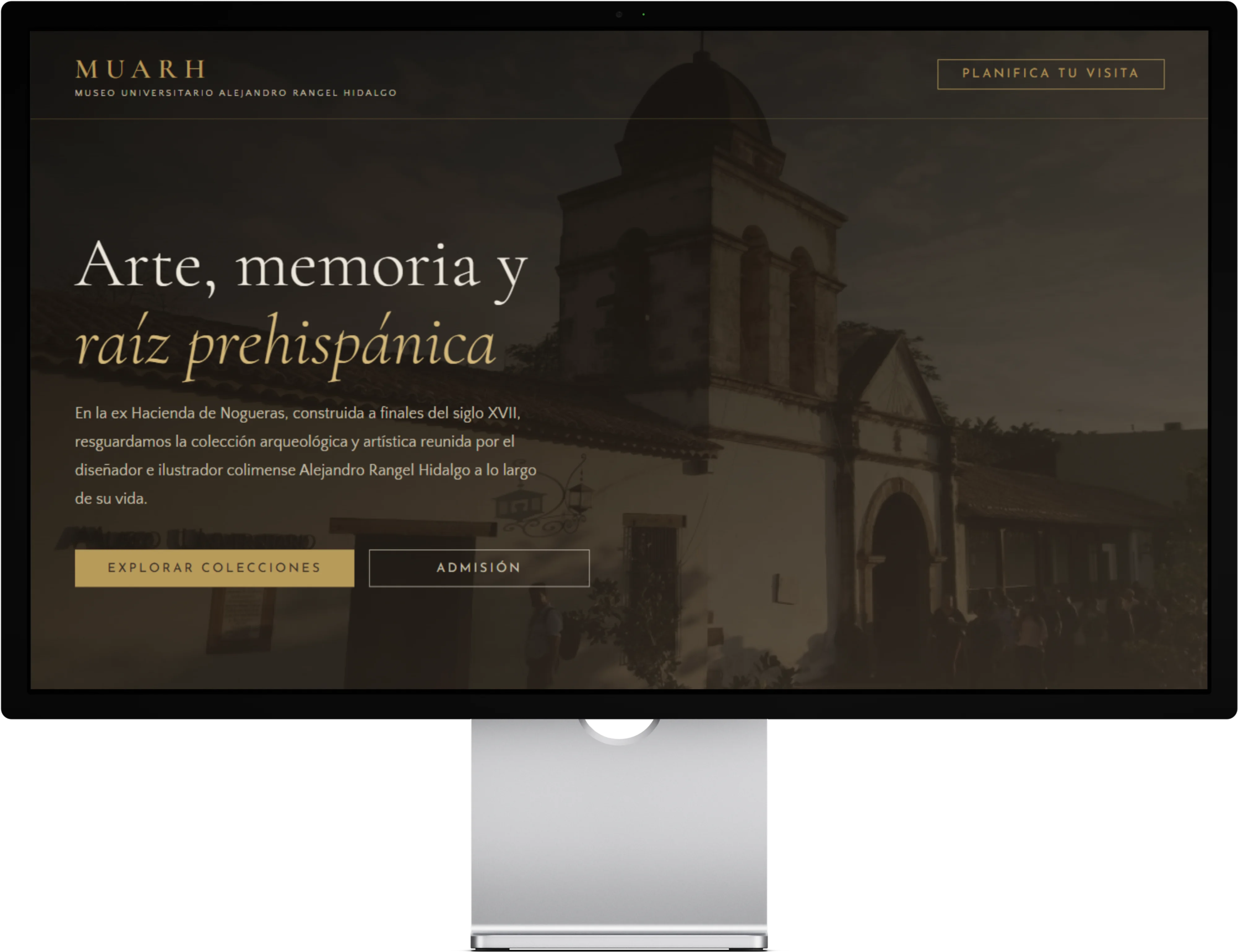 MUARH home page on a desktop monitor, with the headline “Arte, memoria y raíz prehispánica” and buttons to explore collections and see admission